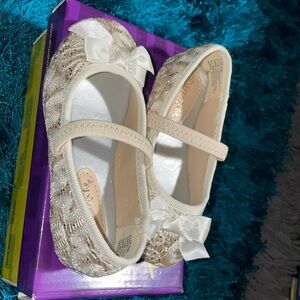 Brand New Size 6M adorable dressy flats 😍 comes with box.